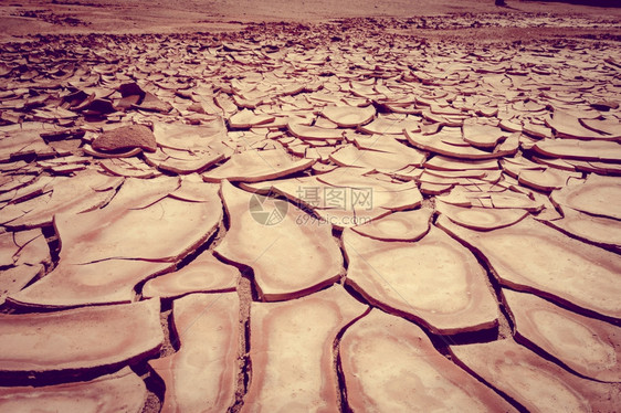 在瓦莱德拉穆埃特沙漠圣帕德罗阿塔卡马沙漠奇尔圣佩德罗阿塔卡马沙漠奇尔山沙漠的裂开地面图片