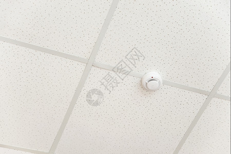 白色天花板背景的火警报烟雾探测器图片