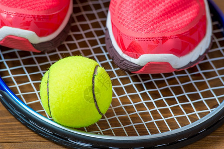 运动鞋和网球拍近特图片