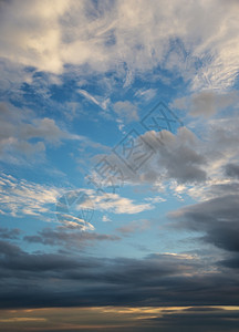 美丽的夕阳天空有乌云垂直图像图片