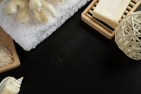 带海盐肥皂白毛巾和珊瑚的清洁SPA配件黑色背景孤立图片