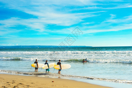一群冲浪者准备在海滩上冲浪图片