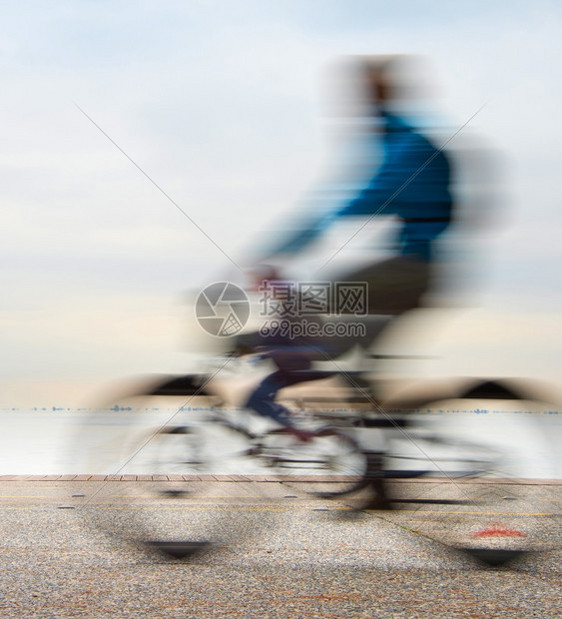 海洋前的码头骑自行车者长期接触图片