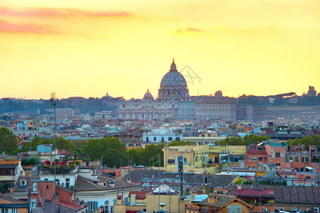 日落时的罗马和圣彼得大教堂图片