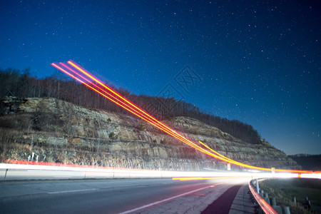 夜间有明灯在山中从外出而入山图片