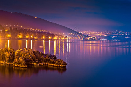 kvarne海湾夜景在croati海岸线的Ptij图片