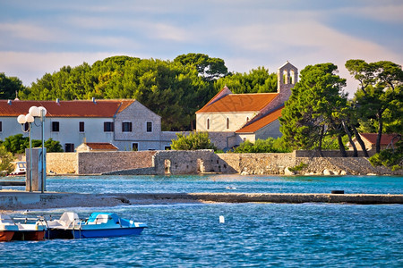 古老的教堂和海滩风景dalmticroti图片