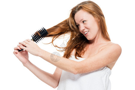 妇女洗完澡后梳子和头发缠在一起图片