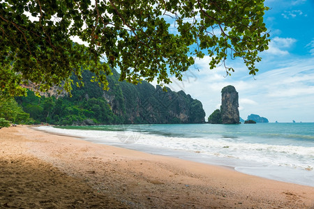 美丽的海滩俯视悬崖和安达曼海泰国图片