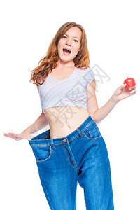 快乐的苗头女孩展示了白底苹果饮食的结图片