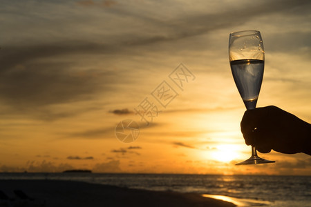 美丽日落时以酒配着女休月图片