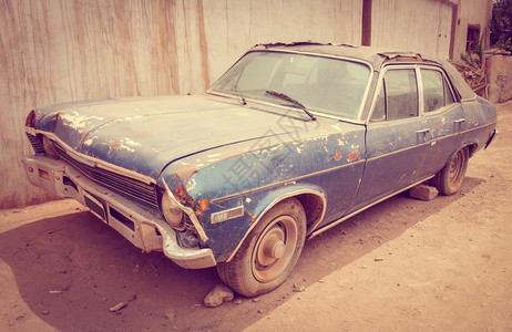 旧的生锈汽车废弃在荒漠小镇旧的生锈汽车图片