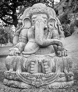 Ganesh雕像由石头制成背景是美丽的山地花园图片