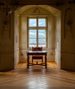 在城堡萨沃亚的空闲房间里建造着典型的walsen建筑风格的椅子和桌图片