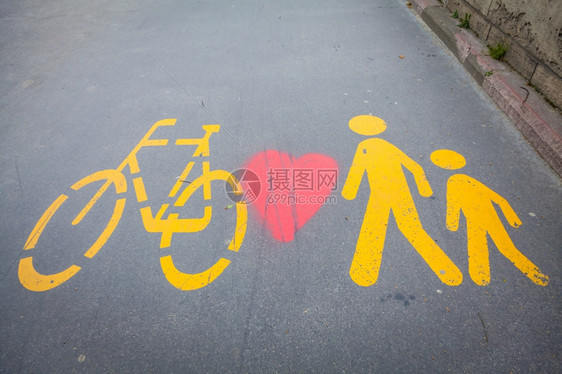 布卡斯特Bucarest的一条专用街道上涂自行车标志图片