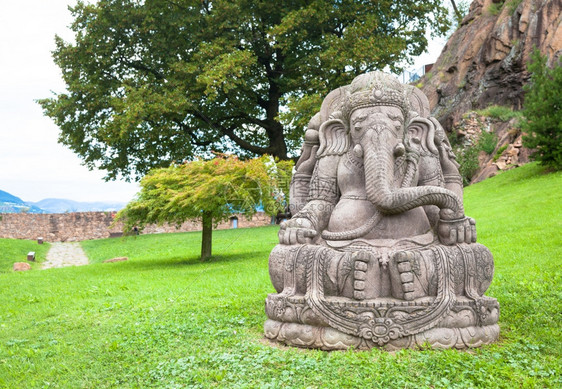 Ganesh雕像由石头制成背景是美丽的山地花园图片