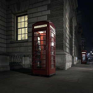 晚上在隆登的旧红色电话亭在旧楼附近铺路面图片