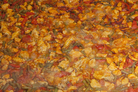 伦敦市Soutbank中心食品市场配鸡和红辣椒的彩色菜盘图片