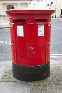 伦敦人行道上的大型双红色老式信箱图片