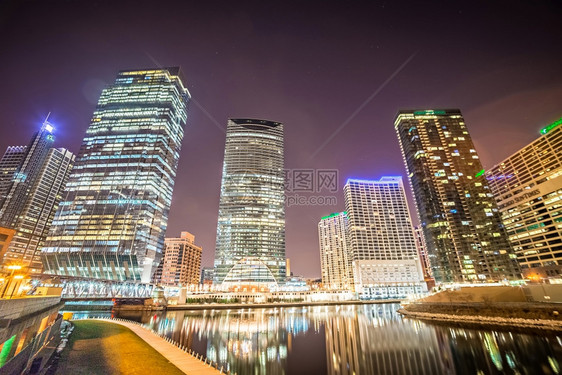 夜间城市上天线图片