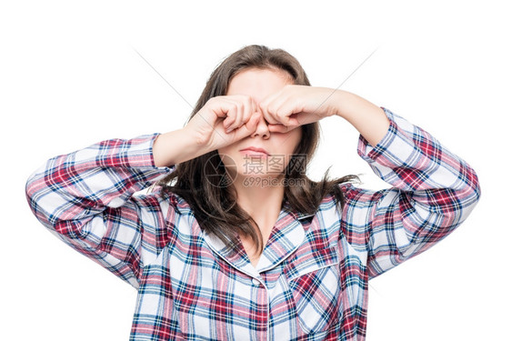 睡衣女用手摸他的眼睛用手摸一个睡衣女用白色背景图片