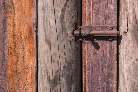 古老的气候恶劣谷仓木材背景与门锁结图片
