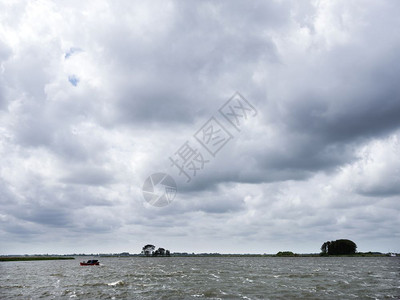 夏季暴风雨中孤单的木船在荷兰河边杜特奇省薯兰湖附近小便的上图片