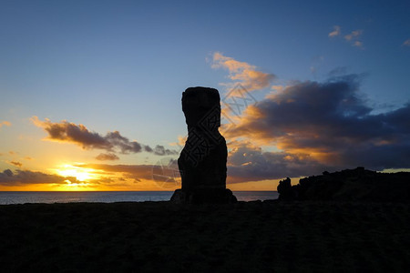 摩埃雕像阿胡阿卡普在日落复活节岛智利摩艾雕像阿胡阿卡普日落复活节岛图片