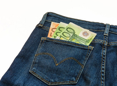 蓝牛仔裤的后口袋里有三个钞票150欧元图片