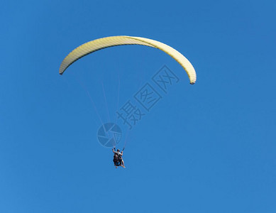 蓝天下的滑翔伞运动员图片
