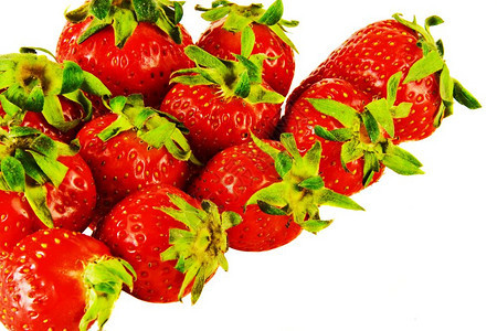 成熟的浆果和白色背景上的大草莓图片