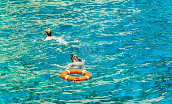 在生命线附近的贝ryuzov水中两名妇女漂浮在水面上图片