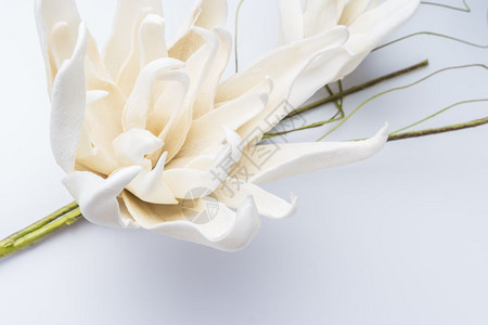 优雅的春花假朵在生锈木制桌子上婚礼背景图像图片