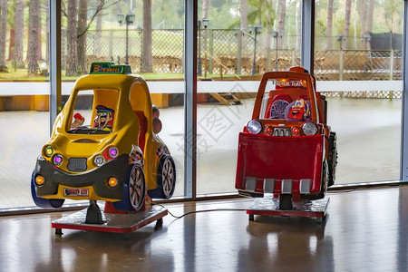 幼儿娱乐的玩具汽车图片