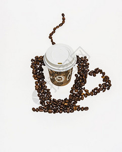 从咖啡豆上涂漆的子一杯白色背景的热饮和一杯咖啡纸图片