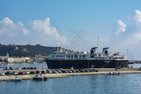海上货轮抵达港口图片