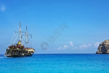 zakynthos岛grec09621航海船只上的游客在海航行的旧船图片