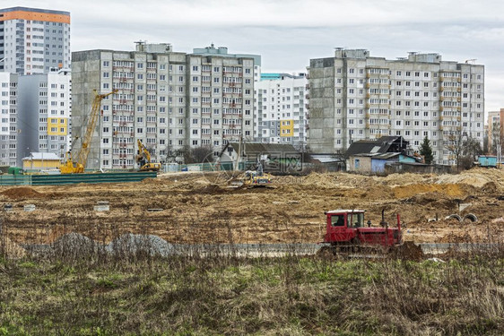 belarusmink2104在被拆毁的私营部门工地上建造一个新的小区图片