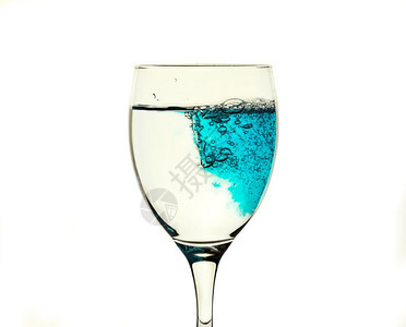 装有清水的玻璃杯装有蓝色液体图片