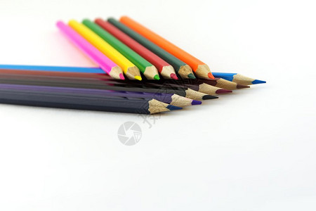 在明亮表面是一组彩色铅笔用于绘图图片