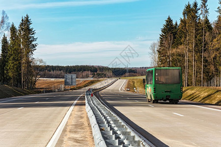 在公路上行驶的客车图片