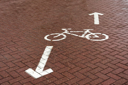 在铺路板上有条牌自行车背景图片