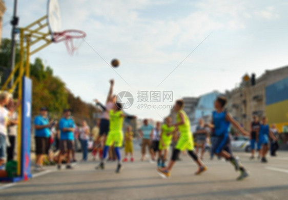 青少年在街头打篮球图片