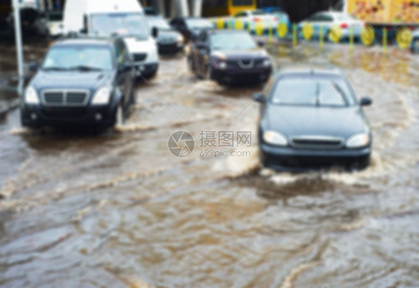 暴雨中的城市马路图片