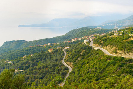 与海岸和山地城镇相伴的风景图片