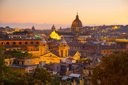 黄昏时的罗马老城市景色Italy图片