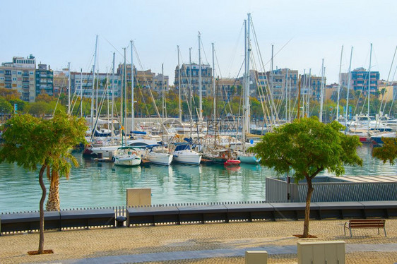 在西班牙巴塞罗纳的著名港口Vel码头游艇图片