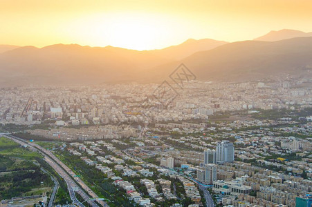 日落时从米拉德塔看泰赫兰的景象Iran图片