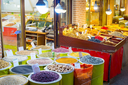 Tehran主要集市上的干果坚和种子图片