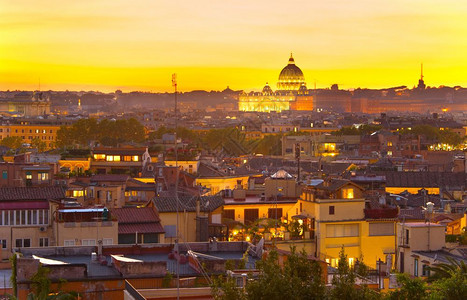 与圣彼得大教堂在黄昏时的罗姆风景Italy图片